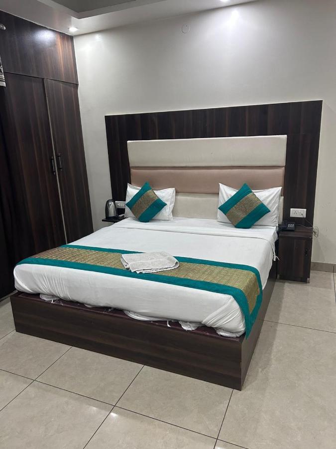 Hotel Square Plaza At Airport New Delhi Exterior photo